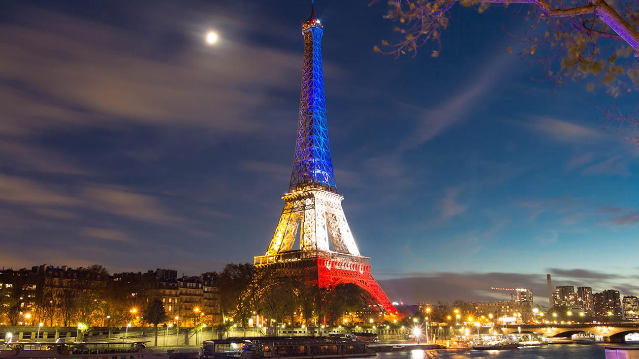 A la une du site de la DGSI Tour Eiffel aux couleurs du drapeau français 