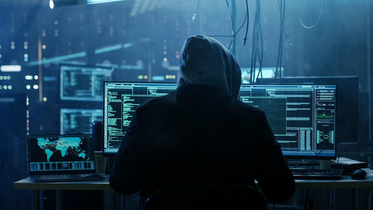 La DGSI est compétente sur les menaces cyber en lien avec l’espionnage et l’ingérence, la prolifération, le terrorisme, les subversions violentes et la protection économique. Homme hacker devant des ordinateurs