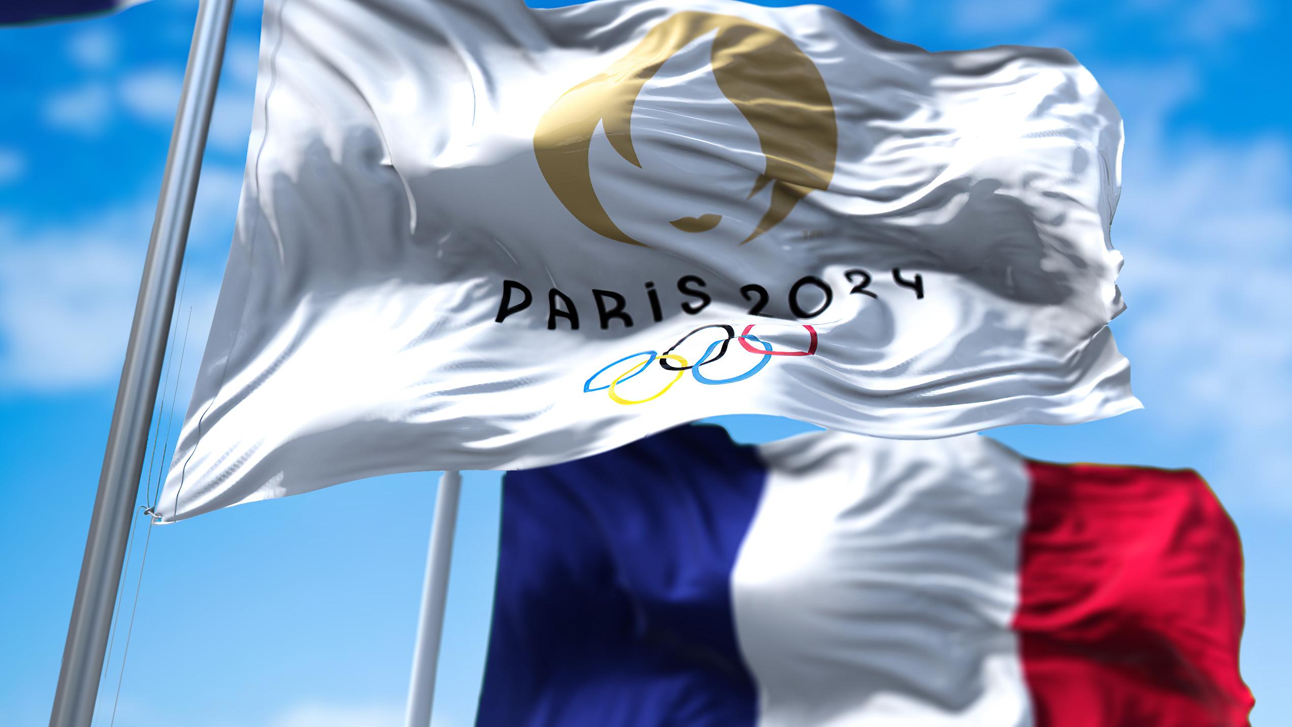 drapeaux français et du symbole olympique des JO de Paris 2024
