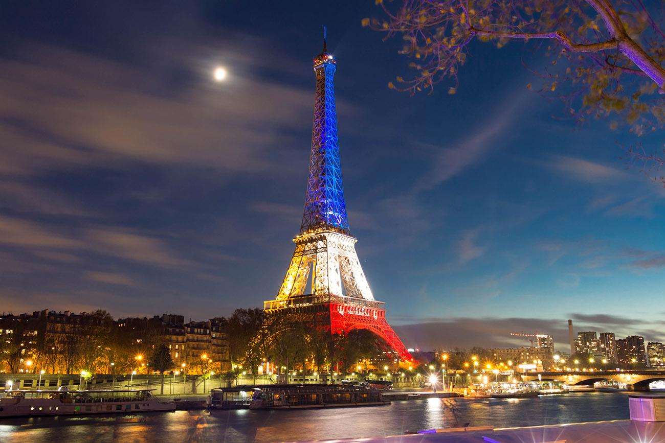 A la une du site de la DGSI Tour Eiffel aux couleurs du drapeau français 