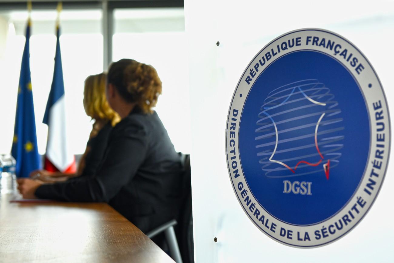 agent des services de renseignement français de la DGSI et logo