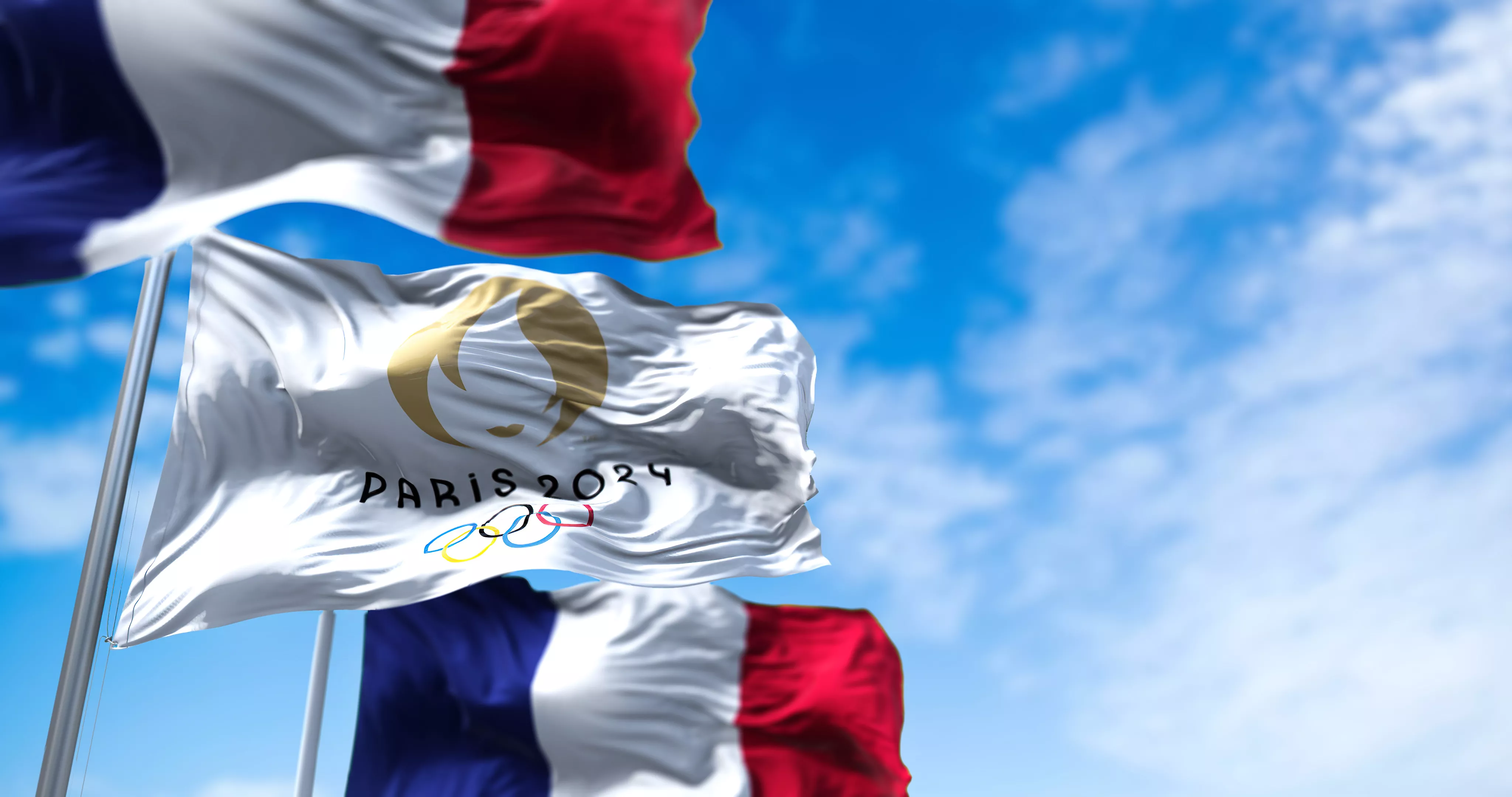 drapeaux français et du symbole olympique des JO de Paris 2024
                    